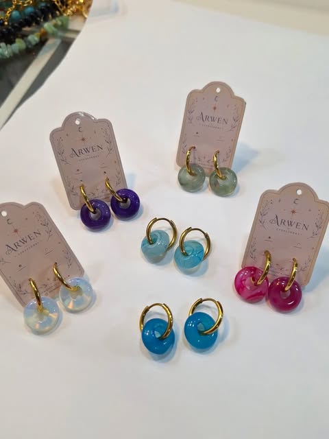 Aros pequeños de aro dorado y cuentas de colores