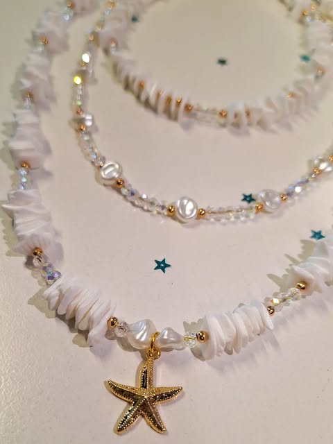 Collar blanco con perlas y dije de estrella de mar