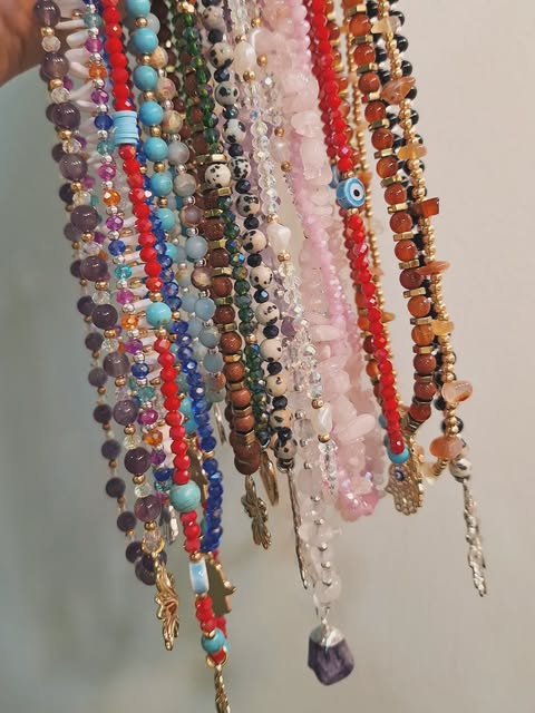 Variedad de collares artesanales con piedras de colores