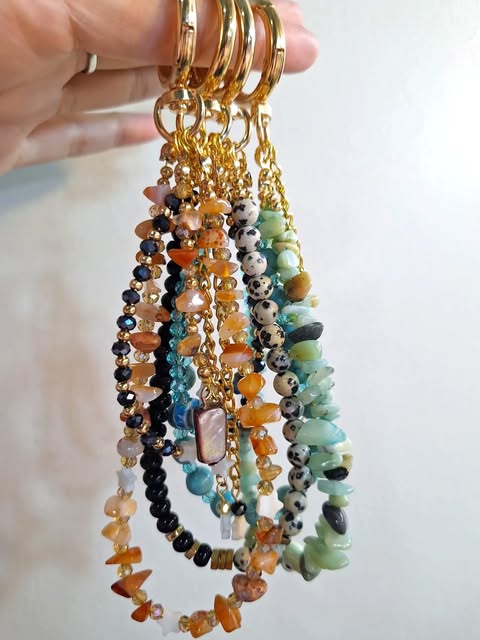 Llaveros dorados con piedras naturales de distintos colores