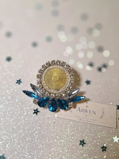 Prendedor con moneda y cristales celestes